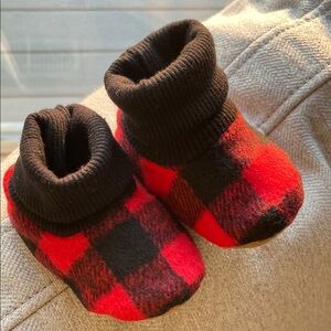 NWT Old Navy Red & Black Plaid Kids Slippers 0-6 M & Grippy Feet Bottoms